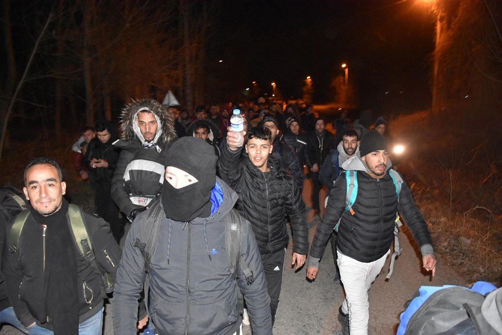 Edirne'de göçmenler Yunanistan sınırına yürüyor 8