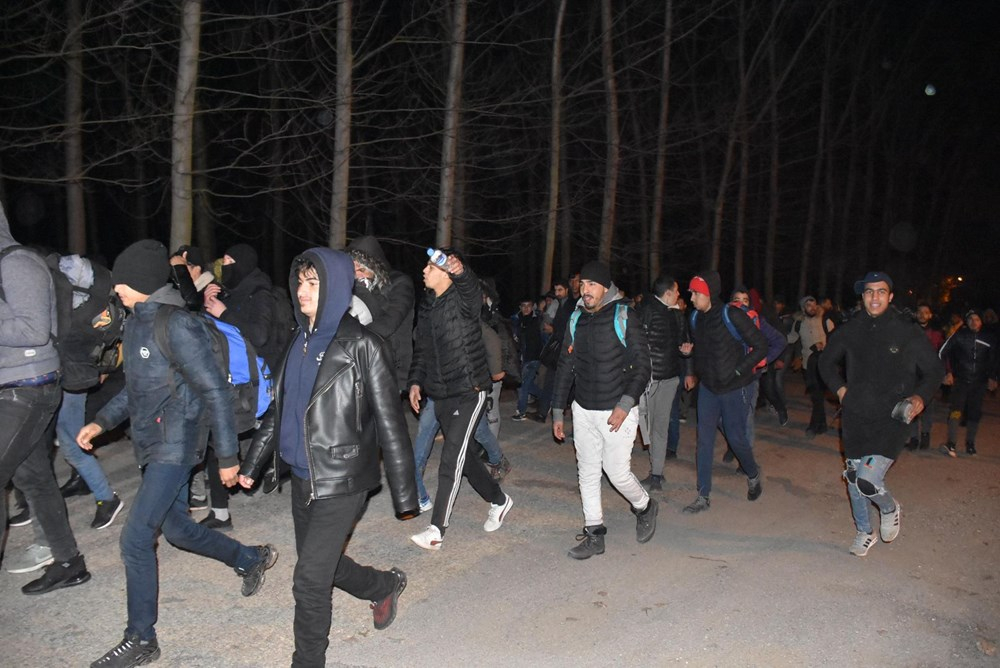 Edirne'de göçmenler Yunanistan sınırına yürüyor 9