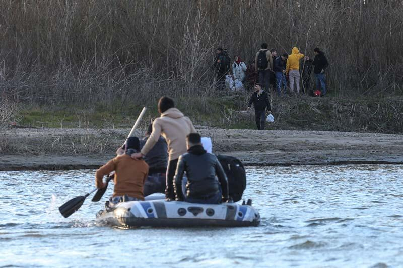 Geceden başlayan hareketlilik devam ediyor! Göçmenler karaya ayak bastı 10