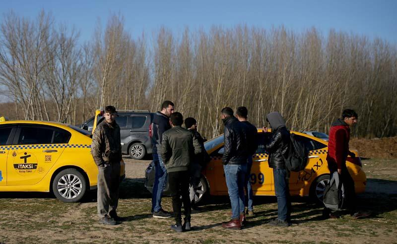 Geceden başlayan hareketlilik devam ediyor! Göçmenler karaya ayak bastı 17