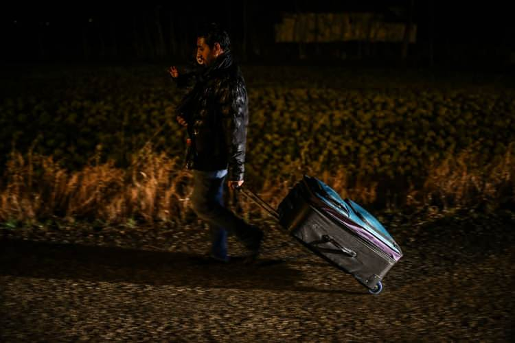 Avrupa'ya geçmek isteyen göçmenlerin hareketliği devam ediyor 13