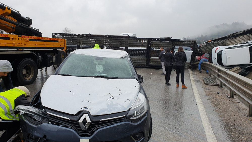 Bursa'da otomobil yüklü TIR devrildi: Otomobiller yola savruldu 1