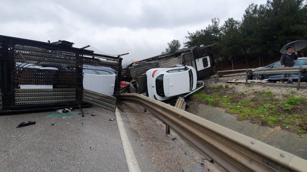 Bursa'da otomobil yüklü TIR devrildi: Otomobiller yola savruldu 10