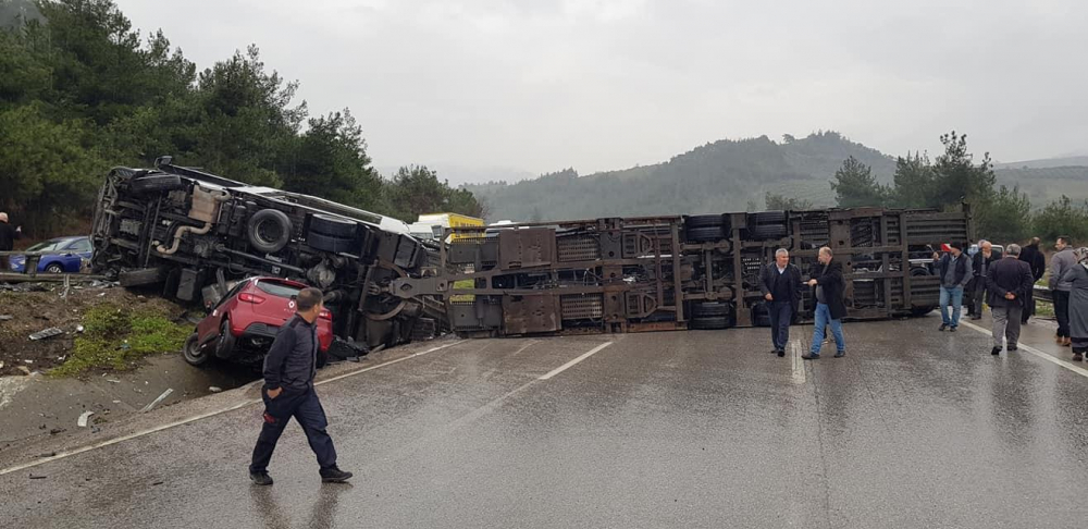 Bursa'da otomobil yüklü TIR devrildi: Otomobiller yola savruldu 12