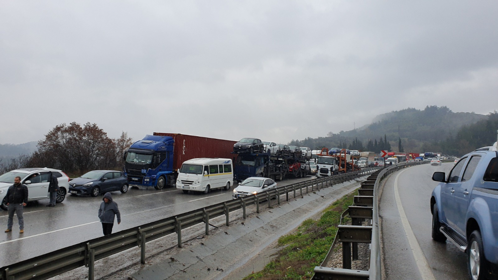 Bursa'da otomobil yüklü TIR devrildi: Otomobiller yola savruldu 13