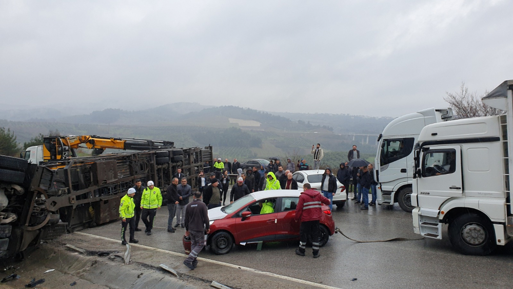 Bursa'da otomobil yüklü TIR devrildi: Otomobiller yola savruldu 2