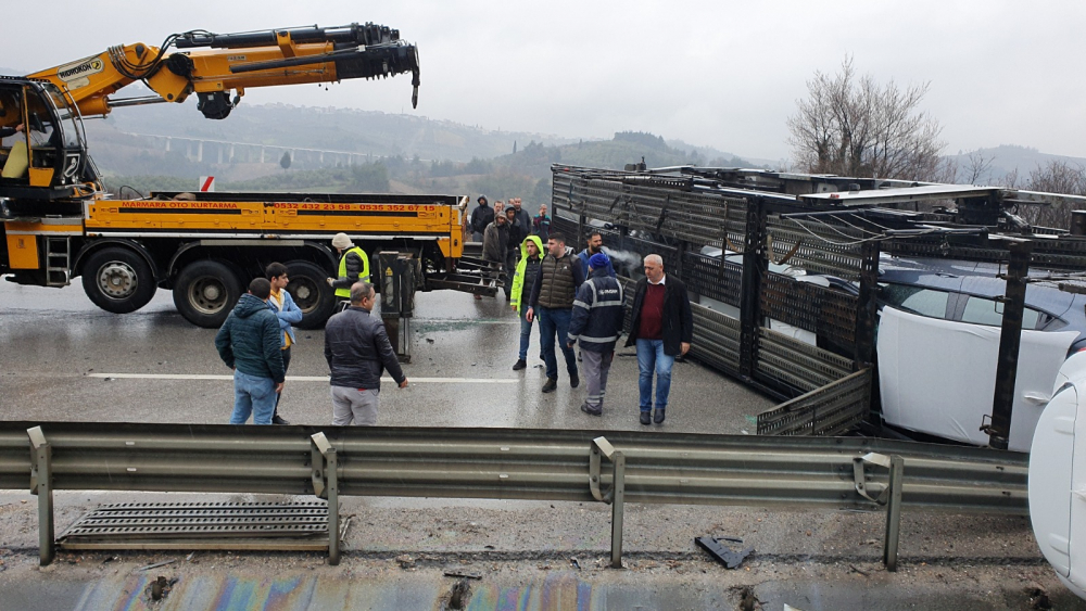 Bursa'da otomobil yüklü TIR devrildi: Otomobiller yola savruldu 3