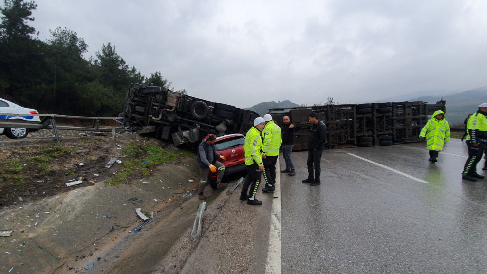 Bursa'da otomobil yüklü TIR devrildi: Otomobiller yola savruldu 4