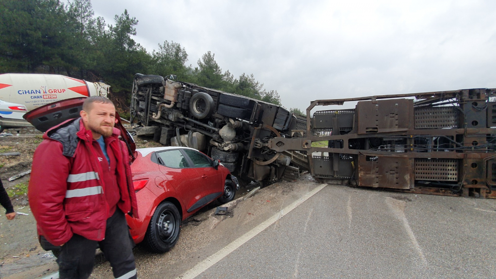 Bursa'da otomobil yüklü TIR devrildi: Otomobiller yola savruldu 5