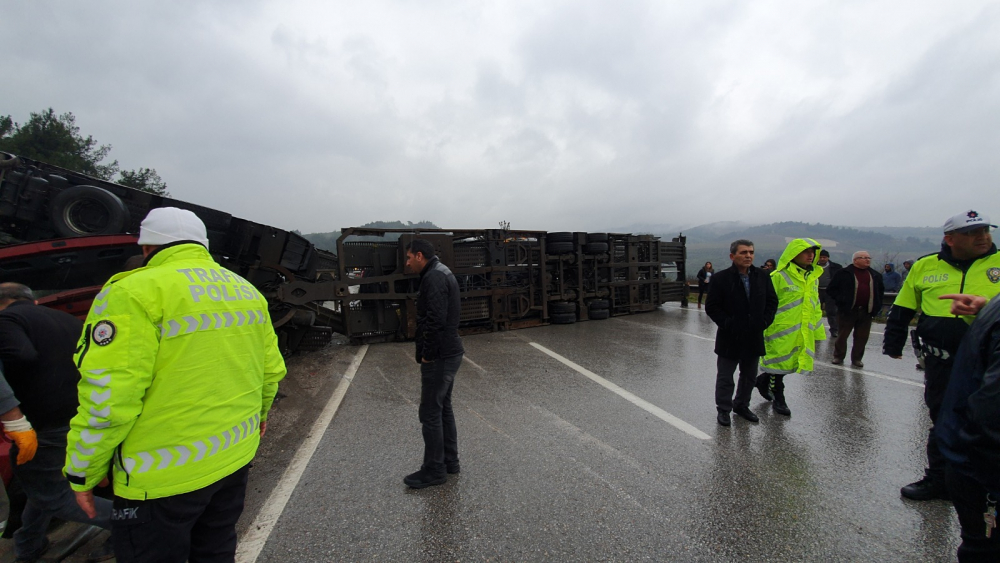 Bursa'da otomobil yüklü TIR devrildi: Otomobiller yola savruldu 6