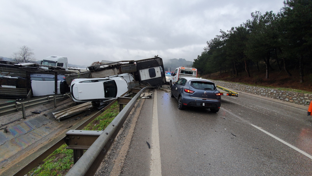 Bursa'da otomobil yüklü TIR devrildi: Otomobiller yola savruldu 7