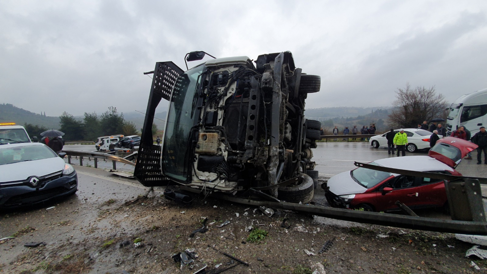 Bursa'da otomobil yüklü TIR devrildi: Otomobiller yola savruldu 8