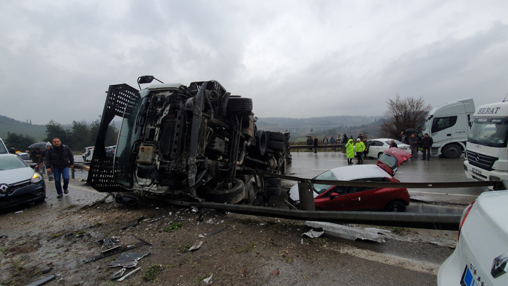 Bursa'da otomobil yüklü TIR devrildi: Otomobiller yola savruldu 9