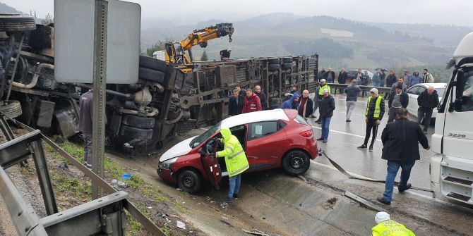 Bursa'da otomobil yüklü TIR devrildi: Otomobiller yola savruldu