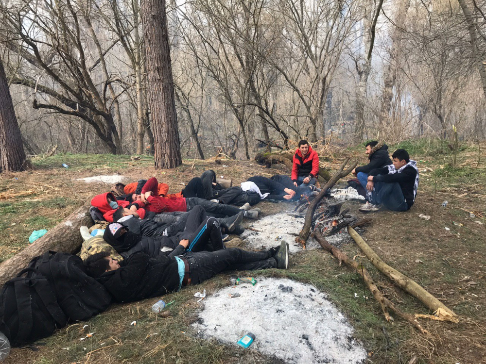 Göçmenlerin sınır kapısındaki bekleyişleri sürüyor 1