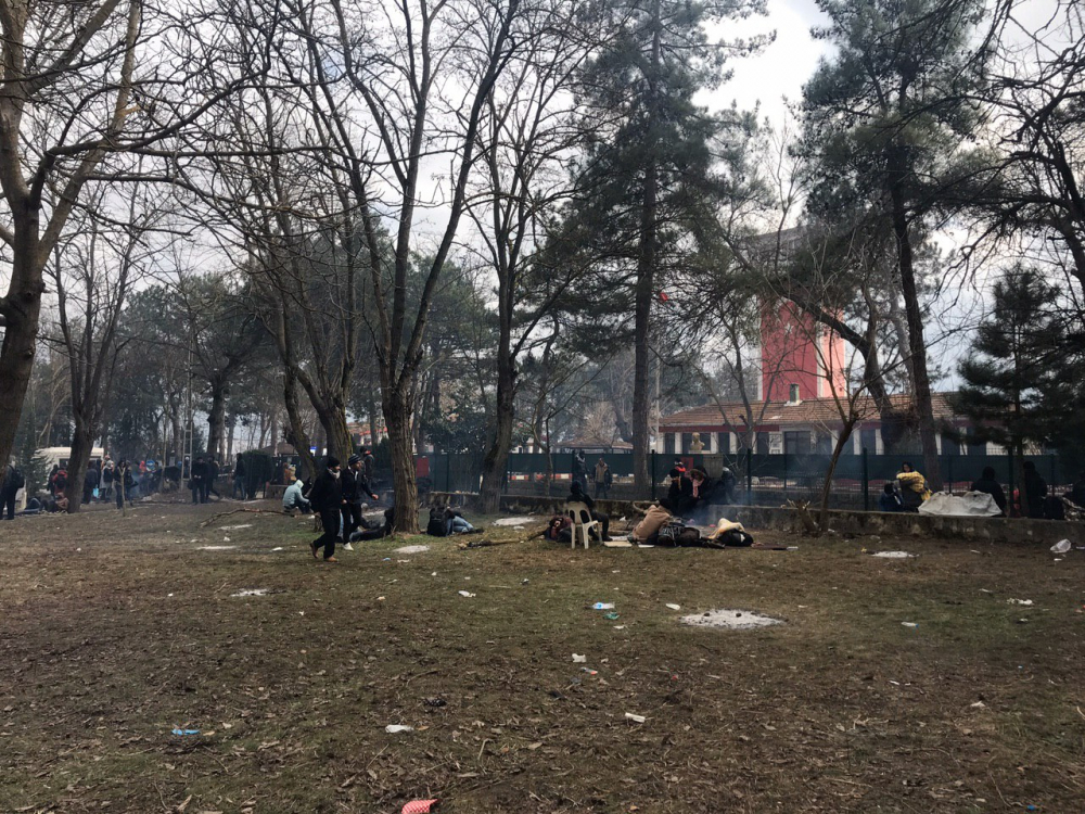 Göçmenlerin sınır kapısındaki bekleyişleri sürüyor 10