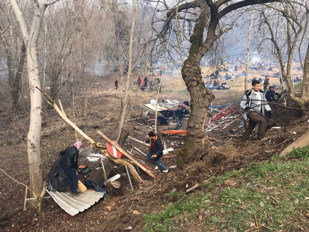 Göçmenlerin sınır kapısındaki bekleyişleri sürüyor 11