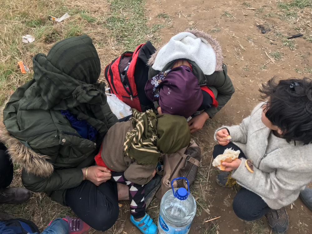 Göçmenlerin sınır kapısındaki bekleyişleri sürüyor 15