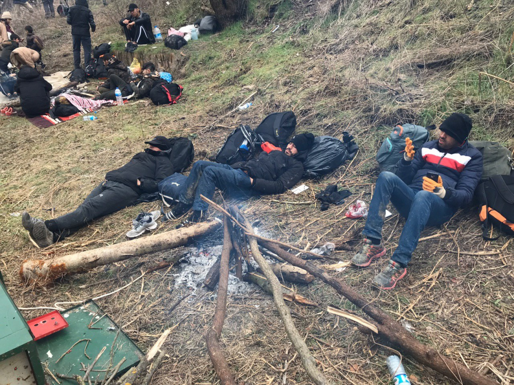 Göçmenlerin sınır kapısındaki bekleyişleri sürüyor 4