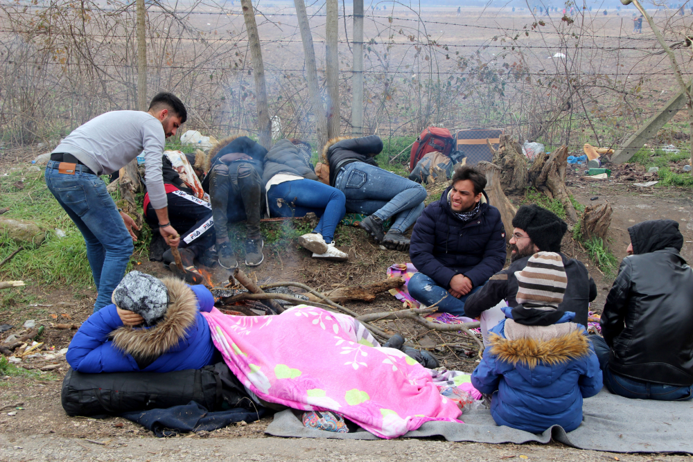 Göçmenlerin sınır kapısındaki bekleyişleri sürüyor 42