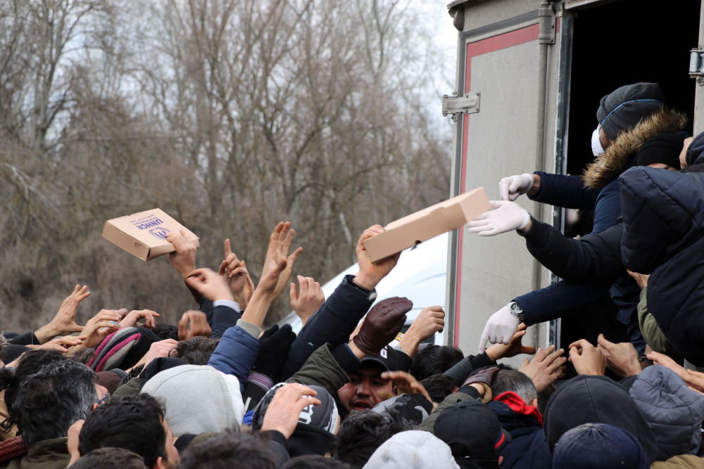 Göçmenlerin sınır kapısındaki bekleyişleri sürüyor 43