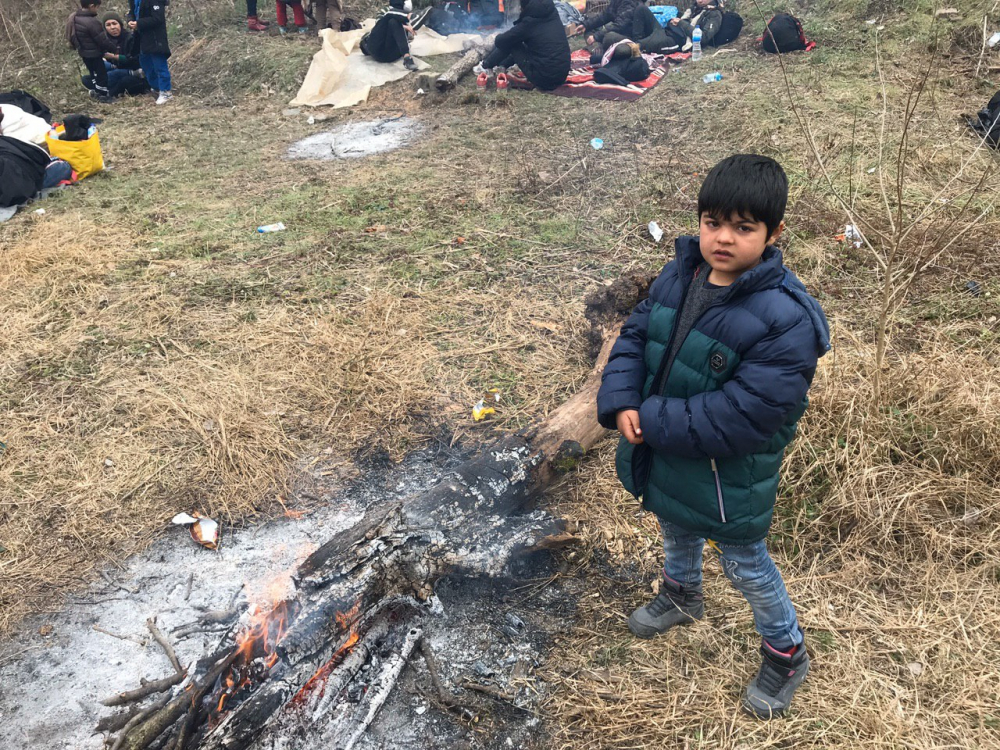 Göçmenlerin sınır kapısındaki bekleyişleri sürüyor 9