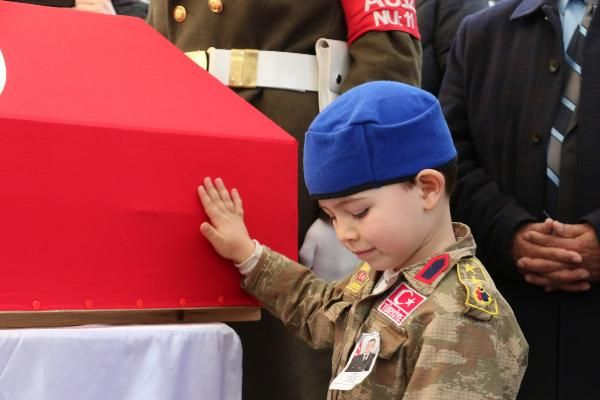 İdlib şehitlerine acı veda! Cenazedeki kareler yürekleri bir daha yaktı 2