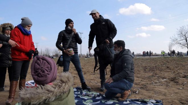 Oyuncu Ulaş Tuna Astepe sınıra gidip göçmenlere yardım eli uzattı 2