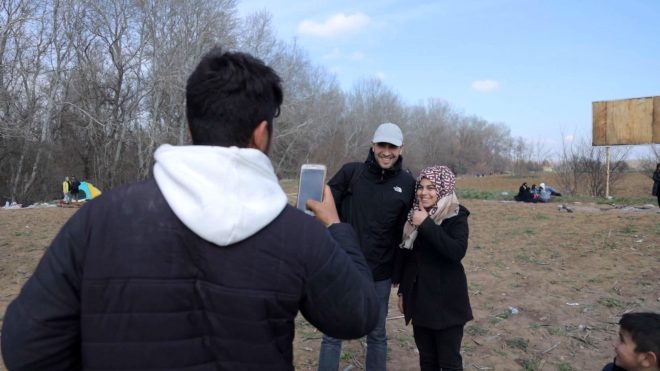 Oyuncu Ulaş Tuna Astepe sınıra gidip göçmenlere yardım eli uzattı 3