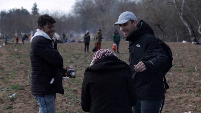 Oyuncu Ulaş Tuna Astepe sınıra gidip göçmenlere yardım eli uzattı 4