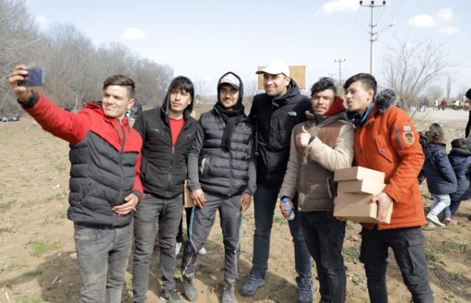 Oyuncu Ulaş Tuna Astepe sınıra gidip göçmenlere yardım eli uzattı 6