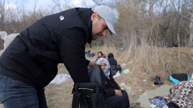 Oyuncu Ulaş Tuna Astepe sınıra gidip göçmenlere yardım eli uzattı 7