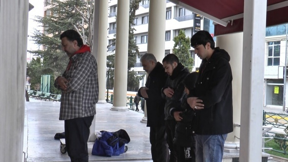 Eskişehir'de caminin kapalı olduğunu görenler kapısında ağlayarak namaz kıldı 4