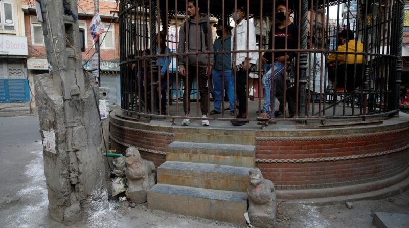 Koronavirüs yasağına uymayanlar demir kafese kapatıldı! 14