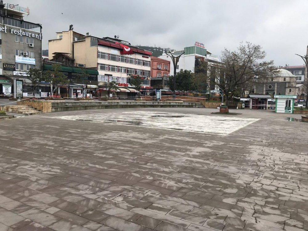 Türkiye 'evde kal' çağrısına uydu, meydanlar bomboş kaldı 4