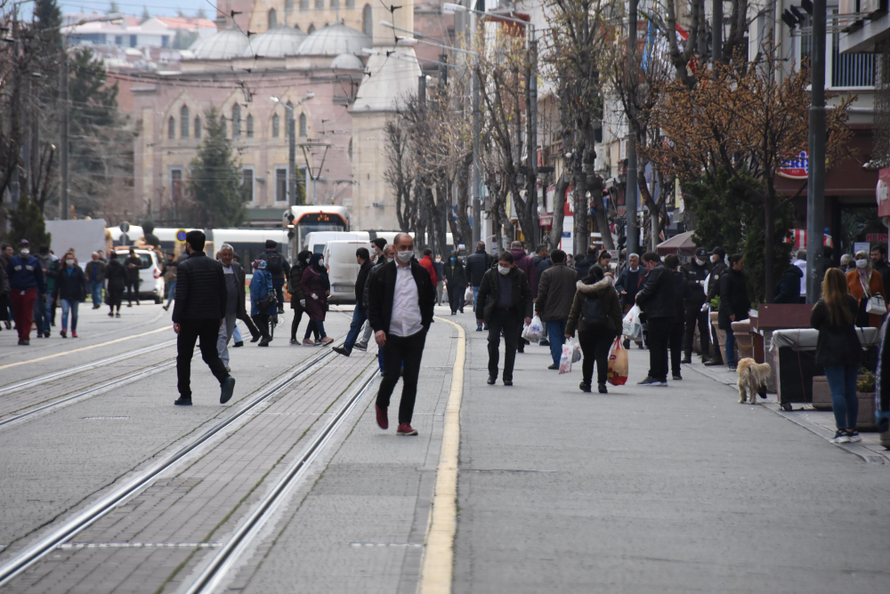 Eskişehir'de pes dedirten görüntüler! Sokaklar dolup taştı 10