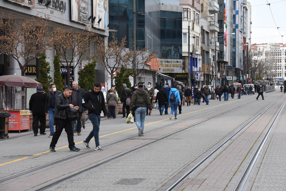 Eskişehir'de pes dedirten görüntüler! Sokaklar dolup taştı 5