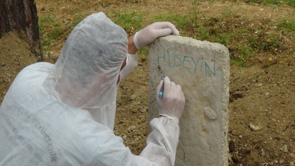 Antalya'da Kovid-19'dan ölen kişi böyle toprağa verildi 1