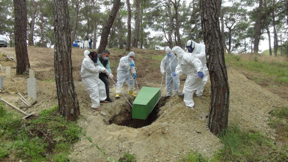 Antalya'da Kovid-19'dan ölen kişi böyle toprağa verildi 10