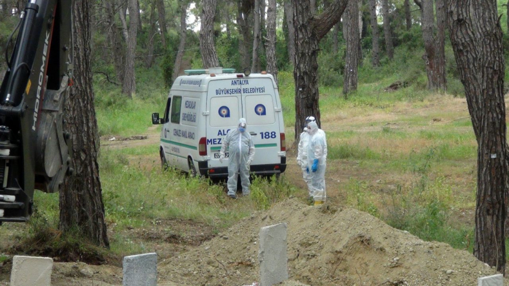 Antalya'da Kovid-19'dan ölen kişi böyle toprağa verildi 12