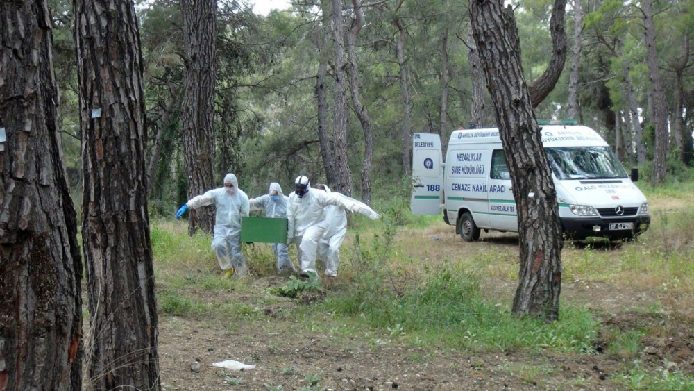 Antalya'da Kovid-19'dan ölen kişi böyle toprağa verildi 2