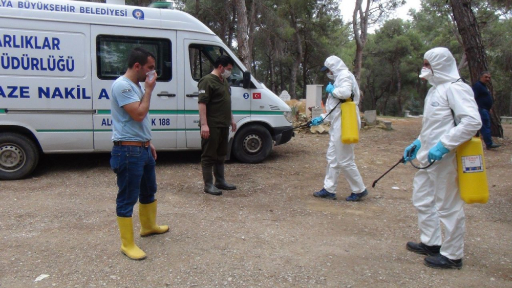 Antalya'da Kovid-19'dan ölen kişi böyle toprağa verildi 6