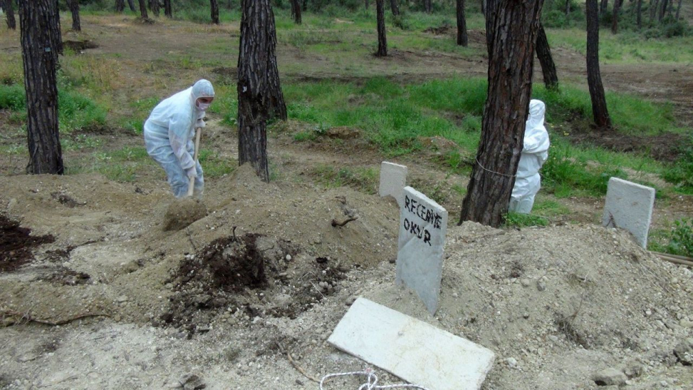 Antalya'da Kovid-19'dan ölen kişi böyle toprağa verildi 9