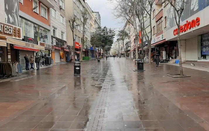 İstanbul'da koronavirüs önlemleri kapsamında yaya trafiğine kapanan cadde ve meydanlar