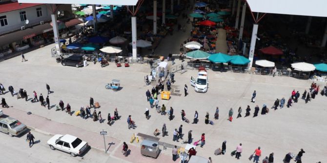 Burdur'da 'sosyal mesafe'li pazar kuyruğu