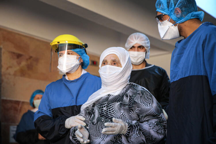 Türk doktorların geliştirdiği yeni tedaviyle koronavirüs hasta sayısı yarıya düştü 11