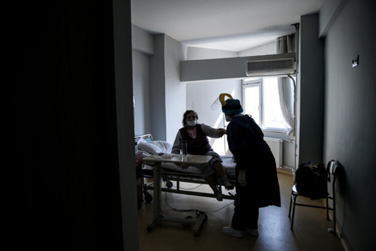 Türk doktorların geliştirdiği yeni tedaviyle koronavirüs hasta sayısı yarıya düştü 7