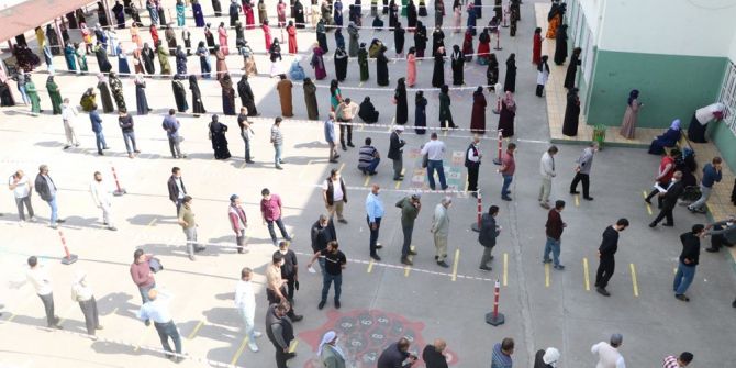 1000 liralık nakdi yardım desteği almak isteyenler uzun kuyruklar oluşturdu