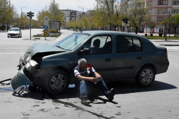 Konya'da iki araç birbirine girdi! Kazadan sağ kurtulan sürücü 'nasıl oldu bilmiyorum' dedi 3