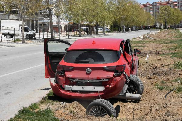 Konya'da iki araç birbirine girdi! Kazadan sağ kurtulan sürücü 'nasıl oldu bilmiyorum' dedi 4